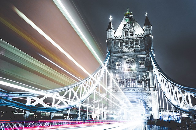 tower bridge v noci