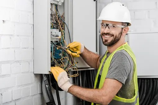Pracující elektrikář 